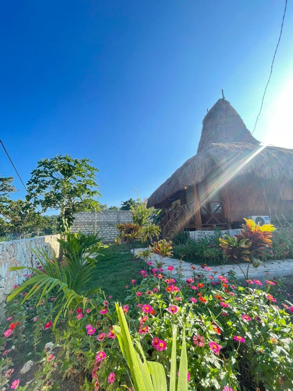 Three Queen Villa And Homestay Waikabubak Extérieur photo