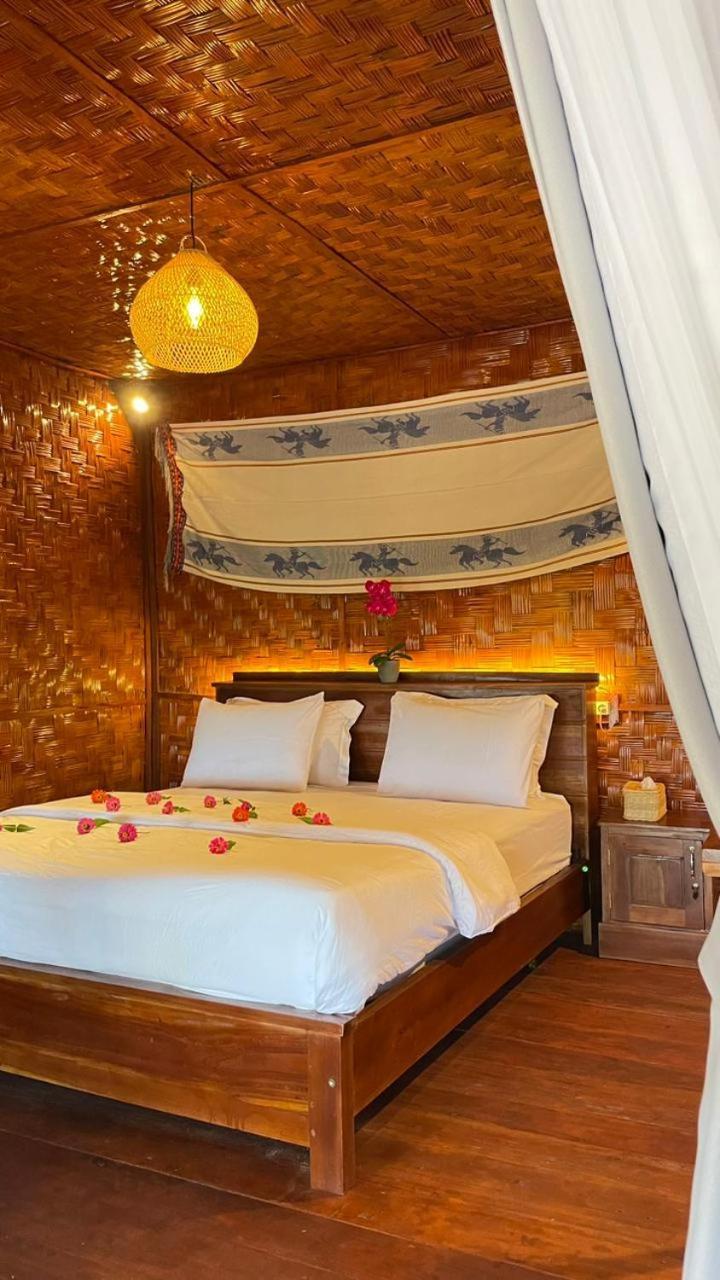 Three Queen Villa And Homestay Waikabubak Extérieur photo