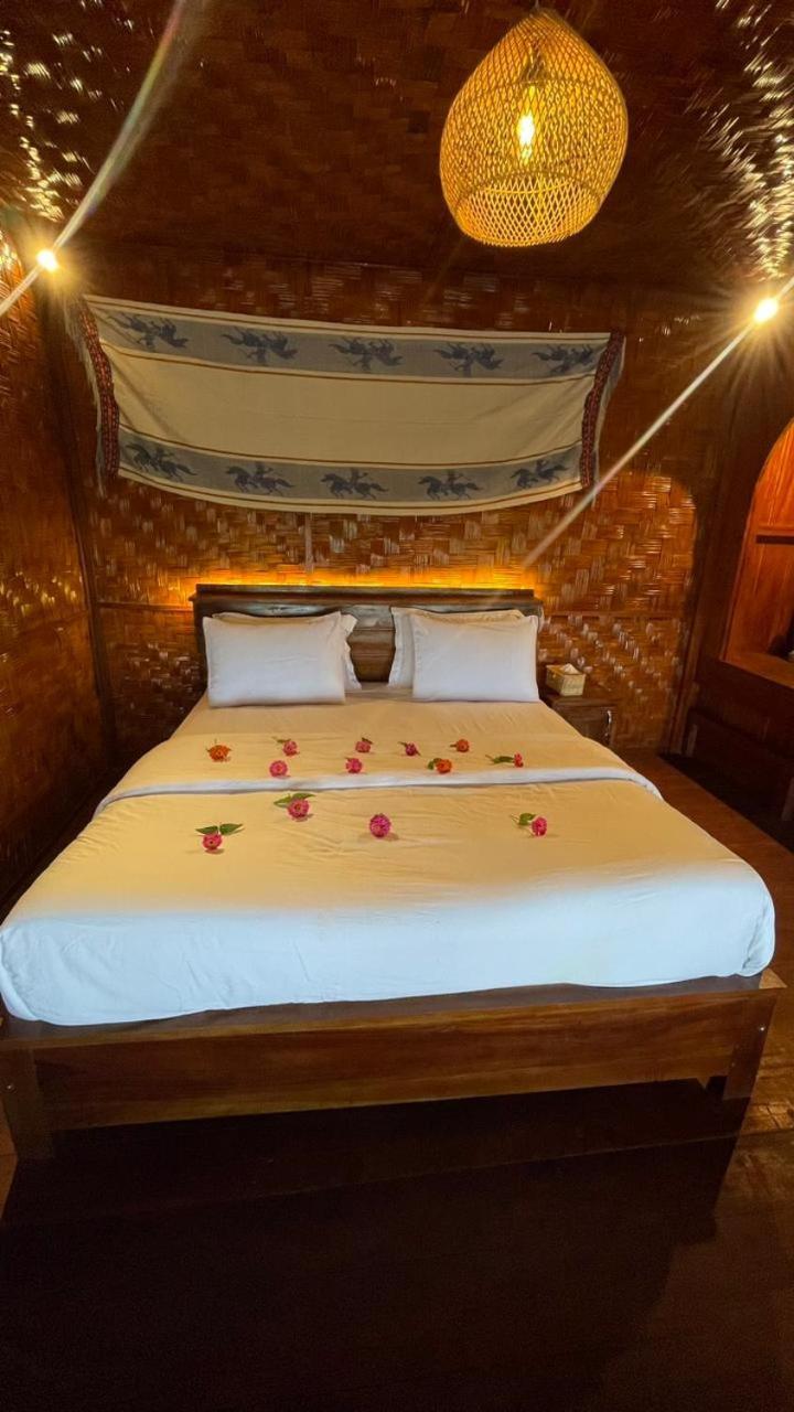 Three Queen Villa And Homestay Waikabubak Extérieur photo