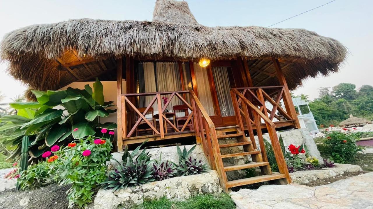 Three Queen Villa And Homestay Waikabubak Extérieur photo